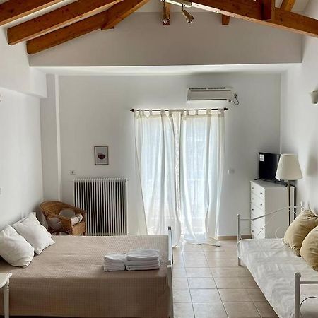 Studio Stay White Room Каламата Екстериор снимка