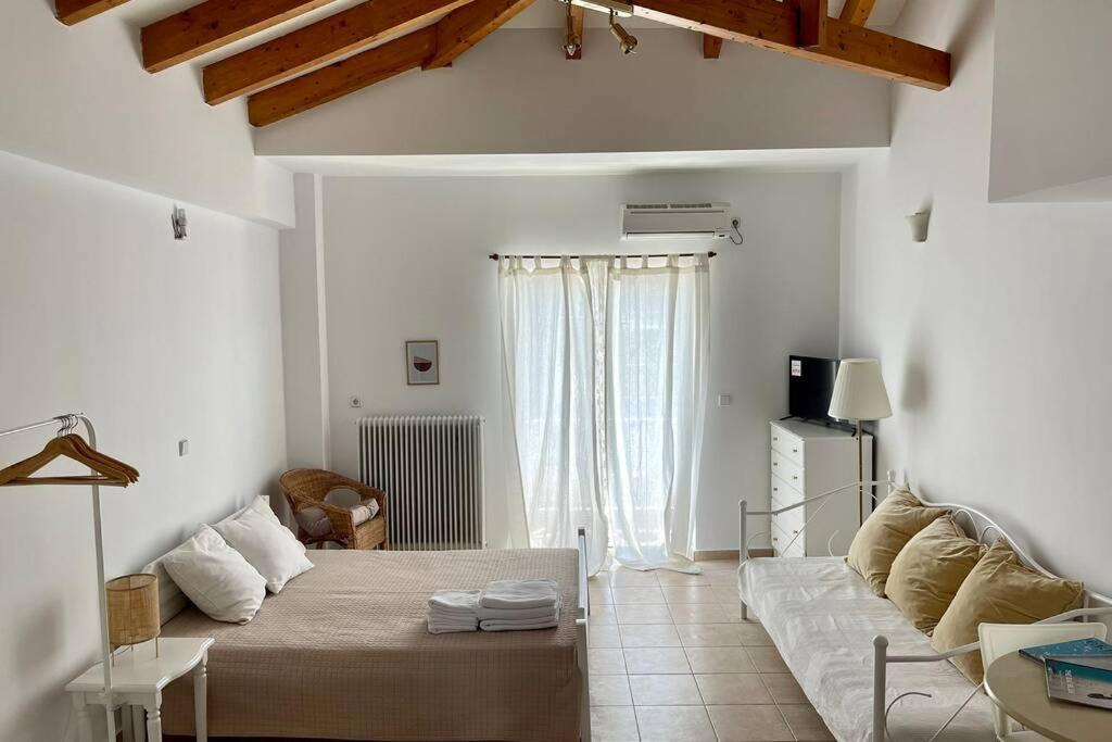 Studio Stay White Room Каламата Екстериор снимка
